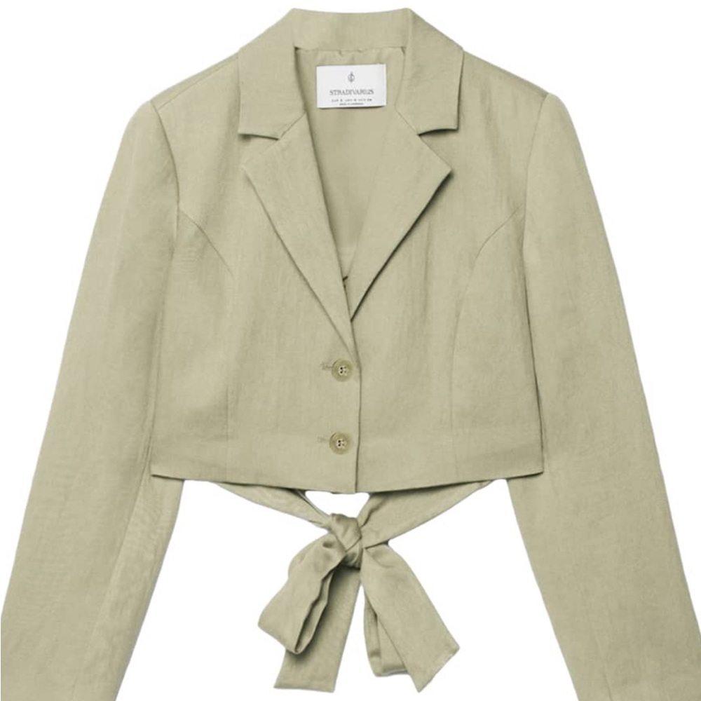 Short blazer with a lapel collar and long buttoned sleeves.